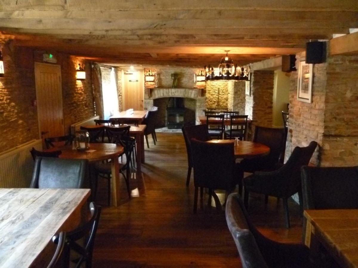 The Crown Of Crucis Country Inn And Hotel سيرنسيستر المظهر الخارجي الصورة