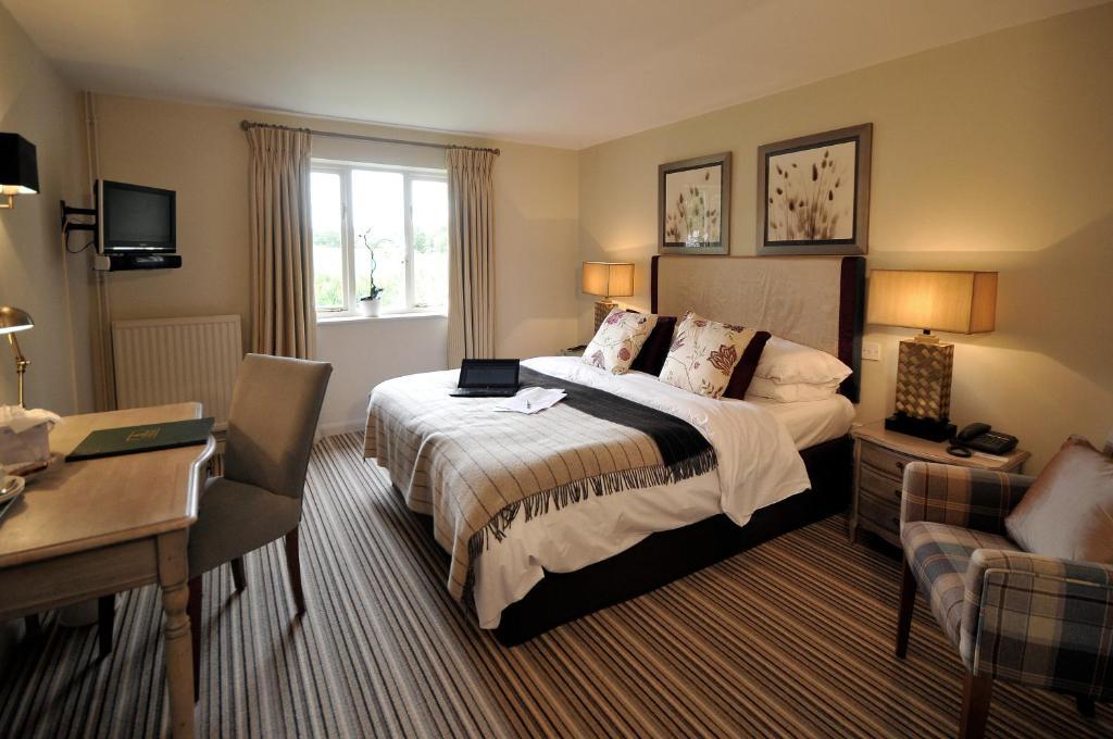 The Crown Of Crucis Country Inn And Hotel سيرنسيستر الغرفة الصورة