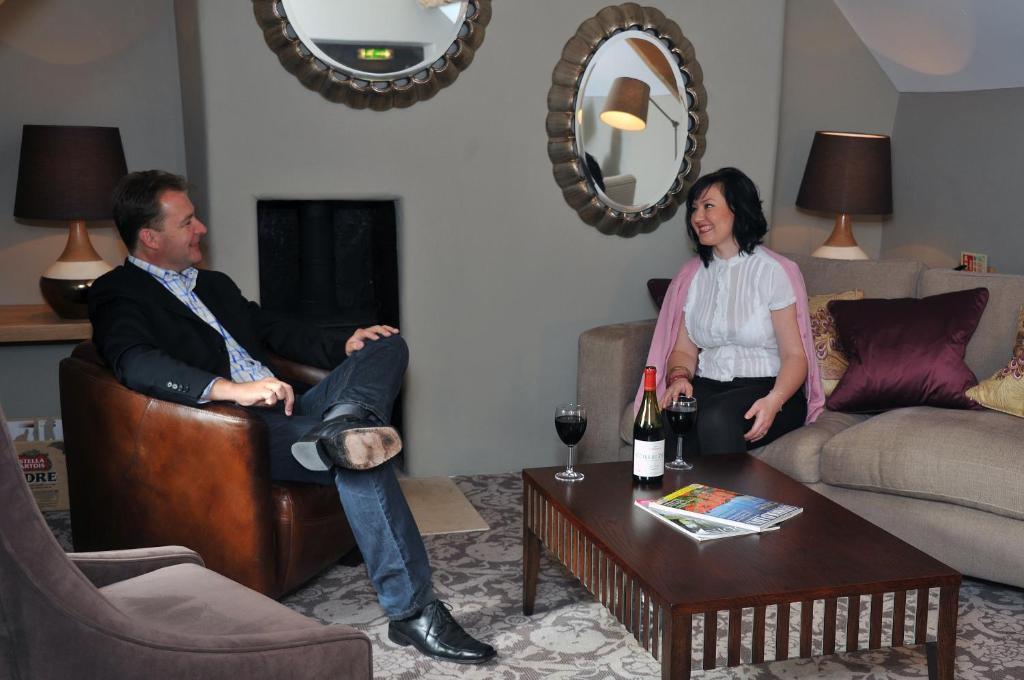 The Crown Of Crucis Country Inn And Hotel سيرنسيستر المظهر الخارجي الصورة
