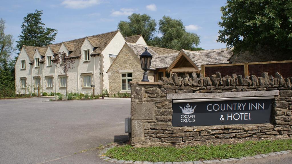 The Crown Of Crucis Country Inn And Hotel سيرنسيستر المظهر الخارجي الصورة