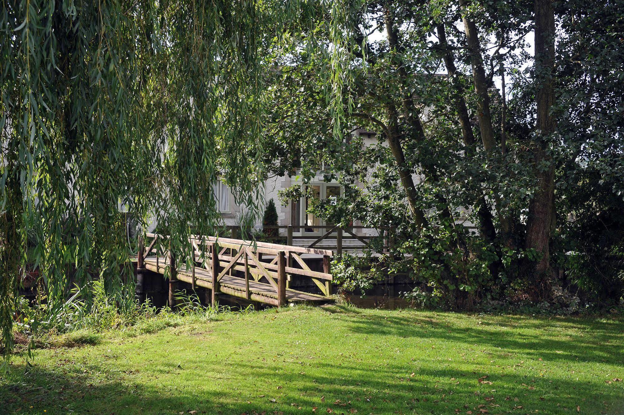 The Crown Of Crucis Country Inn And Hotel سيرنسيستر المظهر الخارجي الصورة