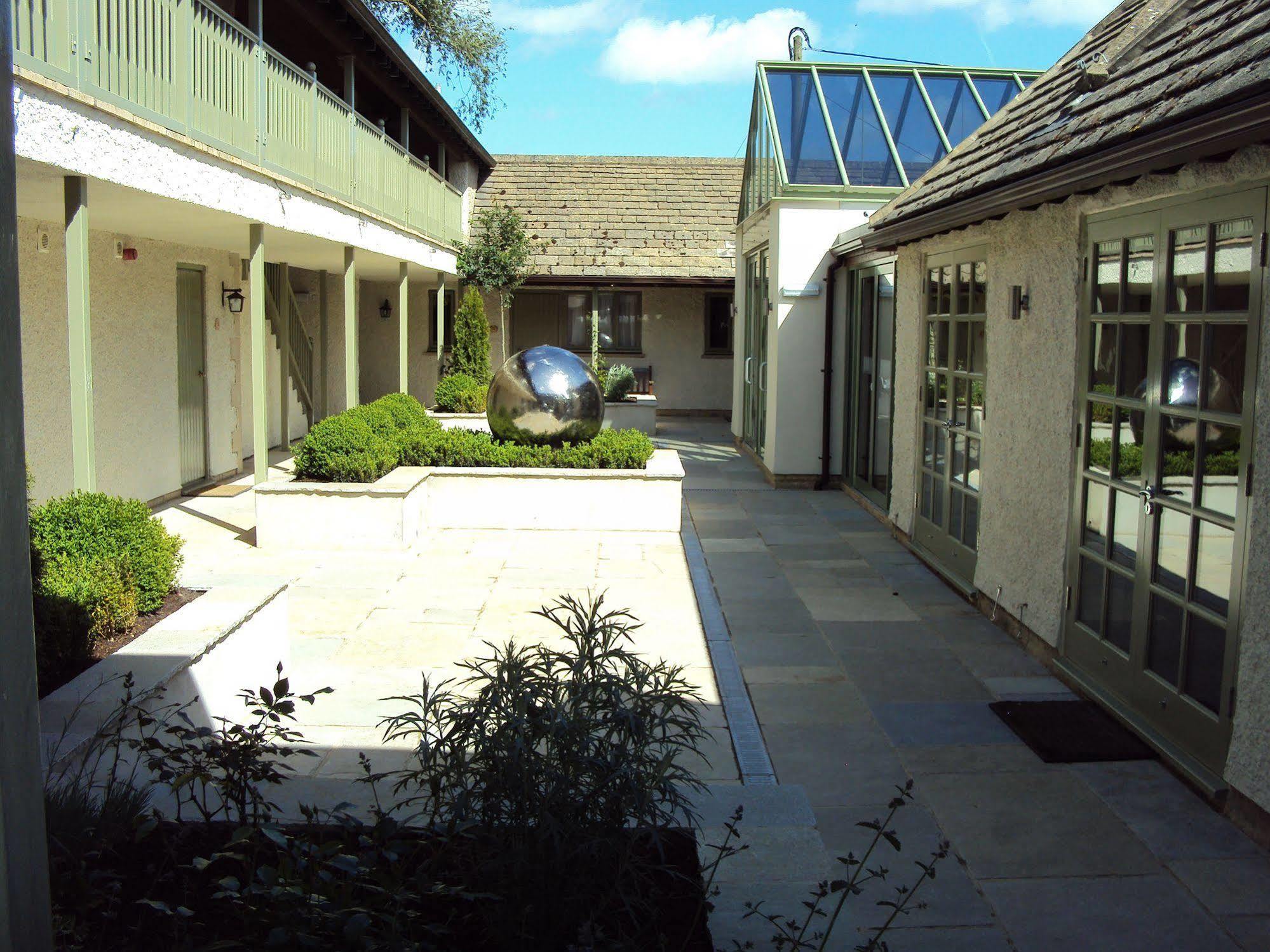 The Crown Of Crucis Country Inn And Hotel سيرنسيستر المظهر الخارجي الصورة
