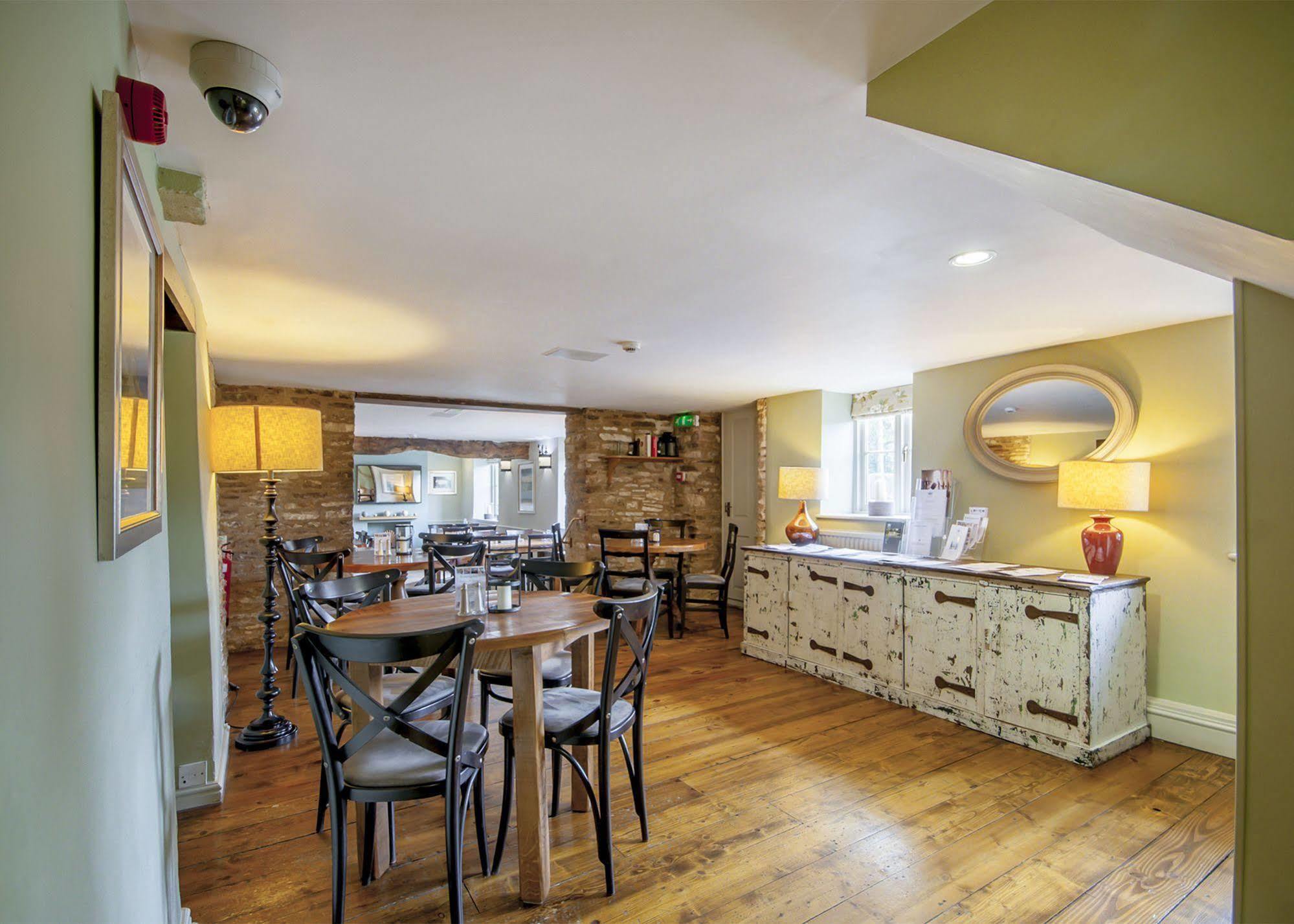 The Crown Of Crucis Country Inn And Hotel سيرنسيستر المظهر الخارجي الصورة