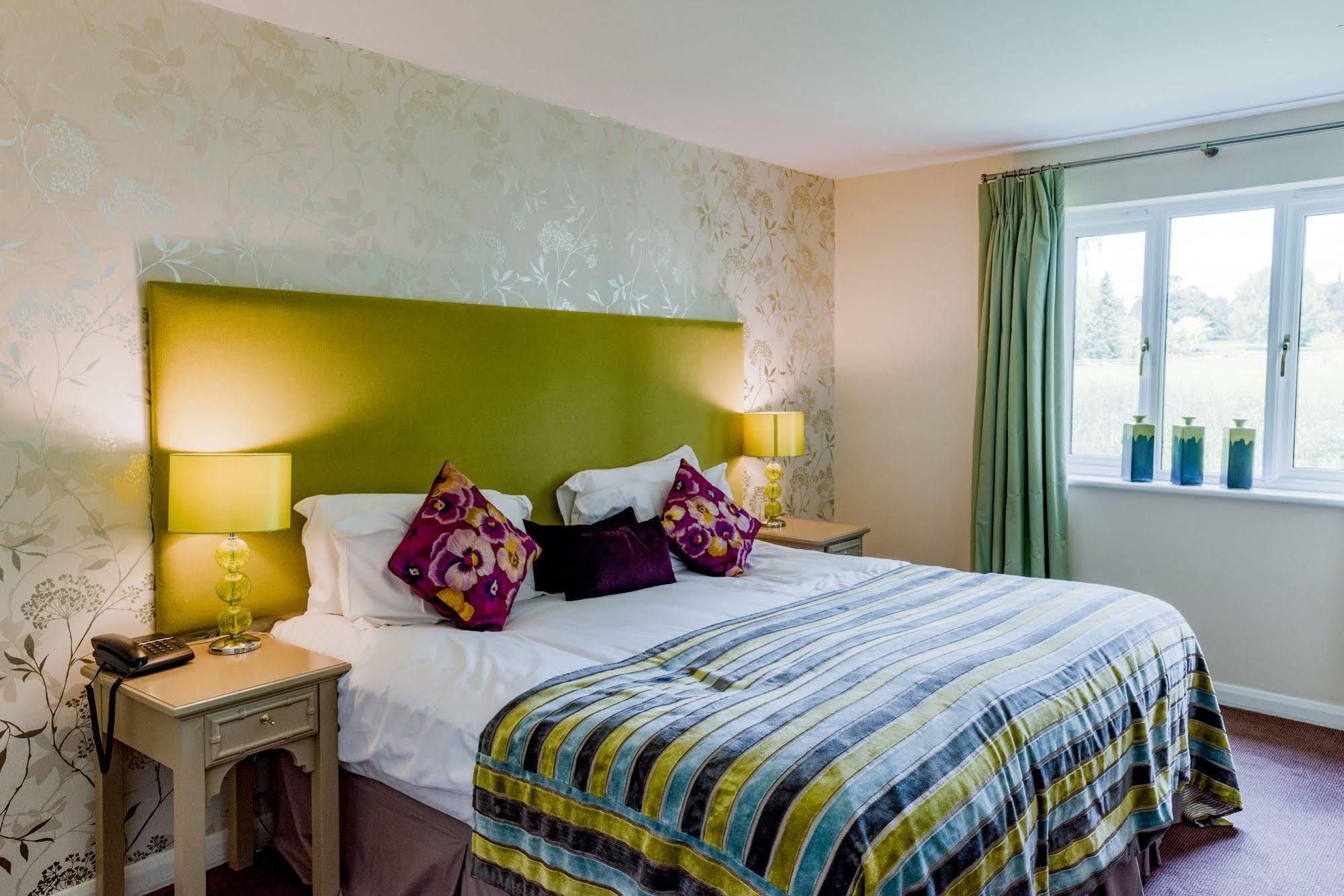 The Crown Of Crucis Country Inn And Hotel سيرنسيستر المظهر الخارجي الصورة