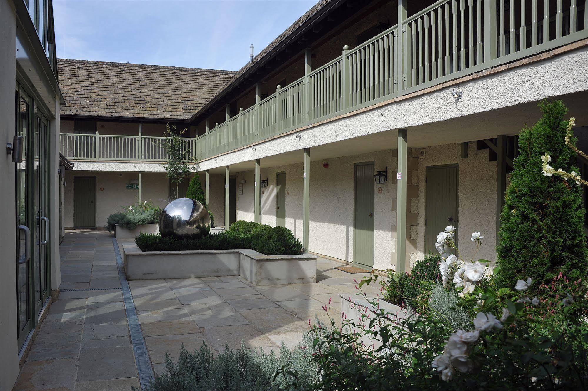 The Crown Of Crucis Country Inn And Hotel سيرنسيستر المظهر الخارجي الصورة